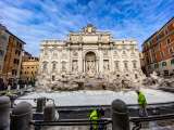 En fotos: Retiran la pasarela de la Fontana de Trevi tras la restauración