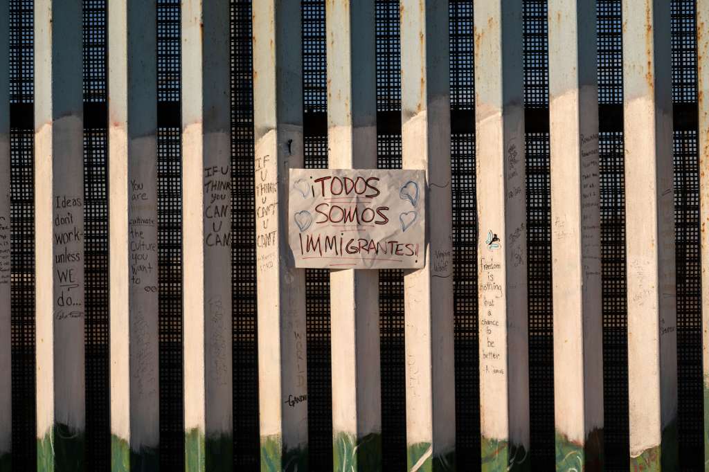 Los presidentes de Guatemala, Jimmy Morales, y de Honduras, Juan Orlando Hernández, han denunciado que los migrantes están siendo manipulados políticamente para "violentar fronteras". / AFP