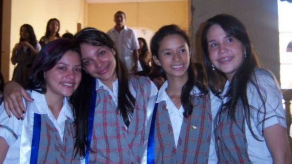 Andrea Valdiri recuerda su etapa en el colegio.