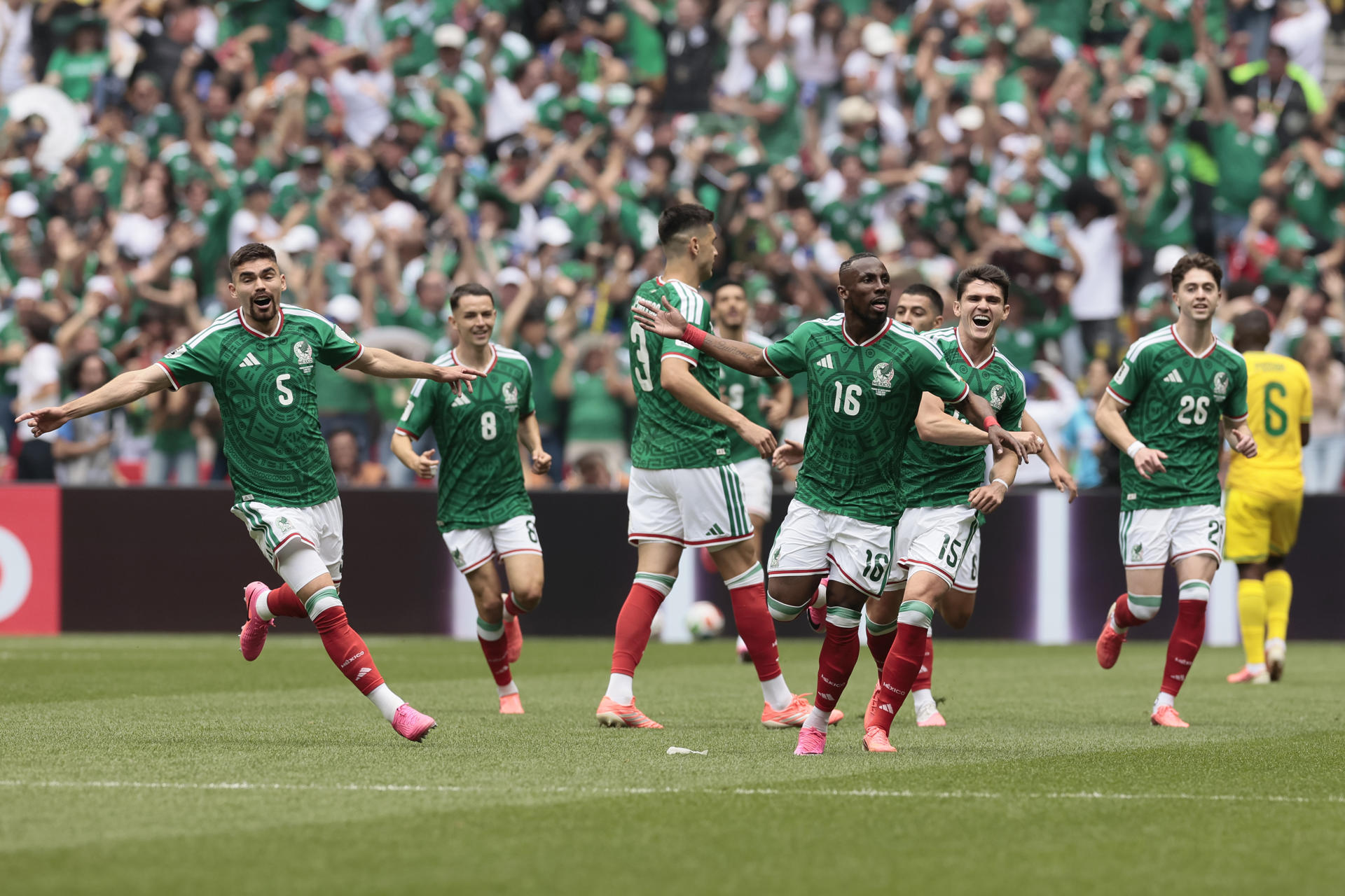GR4212. CIUDAD DE MÉXICO (MÉXICO), 11/06/2026.- Julián Quiñones (3-d) de México celebra un gol este jueves, durante un partido del grupo A del Mundial de la FIFA 2026 entre México y Sudáfrica en el estadio Ciudad de México (México). EFE/ José Méndez