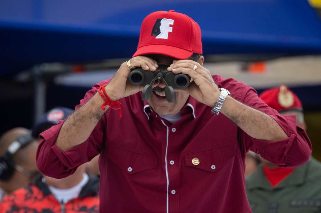 AME7212. CARACAS (VENEZUELA), 04/02/2025.- El líder chavista Nicolás Maduro reacciona durante un homenaje a Hugo Chávez este martes, en Caracas (Venezuela). El titular de Interior de Venezuela, Diosdado Cabello, dijo que el mejor homenaje que se le puede dar a Hugo Chávez (1999-2013), al conmemorarse los 33 años del fallido golpe de Estado que el fallecido exgobernante encabezó como teniente coronel, es que el oficialismo permanezca en unidad. EFE/ Rayner Peña