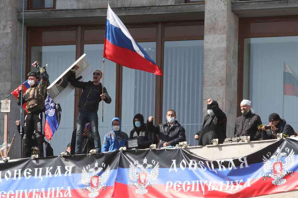 Manifestantes enarbolan una bandera rusa en Donetsk. / AFP
