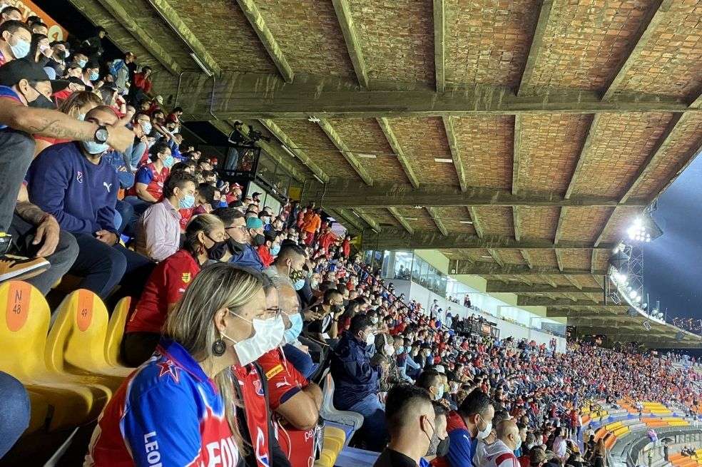 Los hinchas del Independiente Medellín bajo el techo del Estadio Atanasio Girardot.