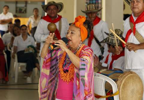 Salvar tradiciones lastradas por conflicto colombiano a ritmo de bullerengue