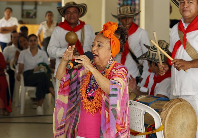 Salvar tradiciones lastradas por conflicto colombiano a ritmo de bullerengue