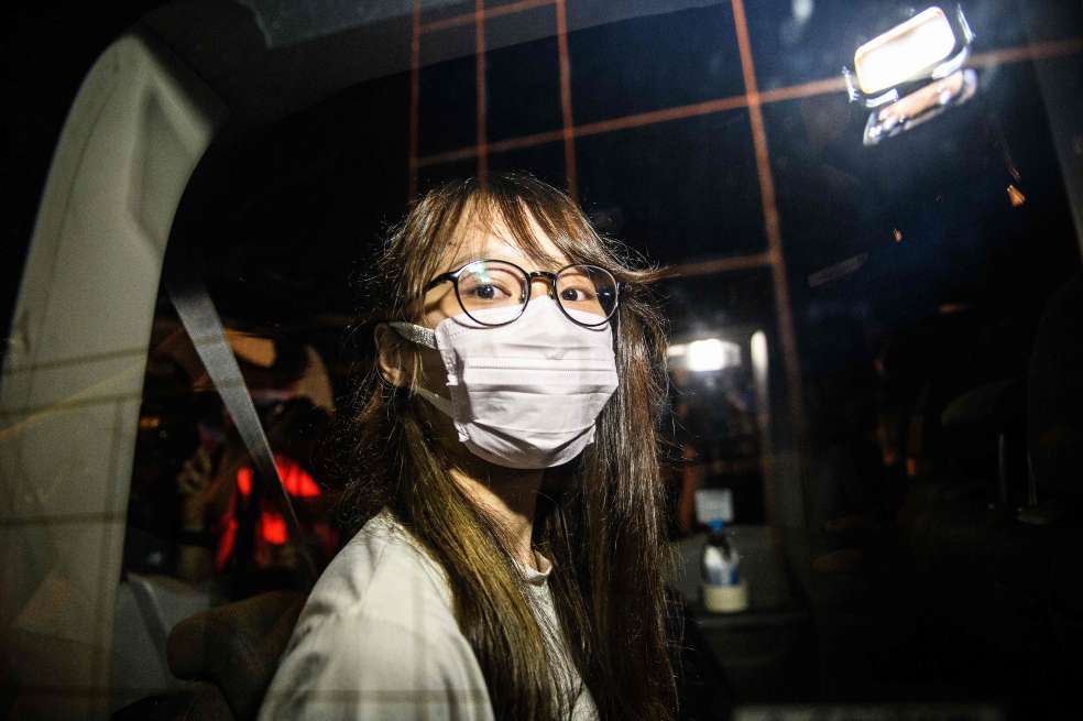 Agnes Chow mira a la cámara durante su detención.