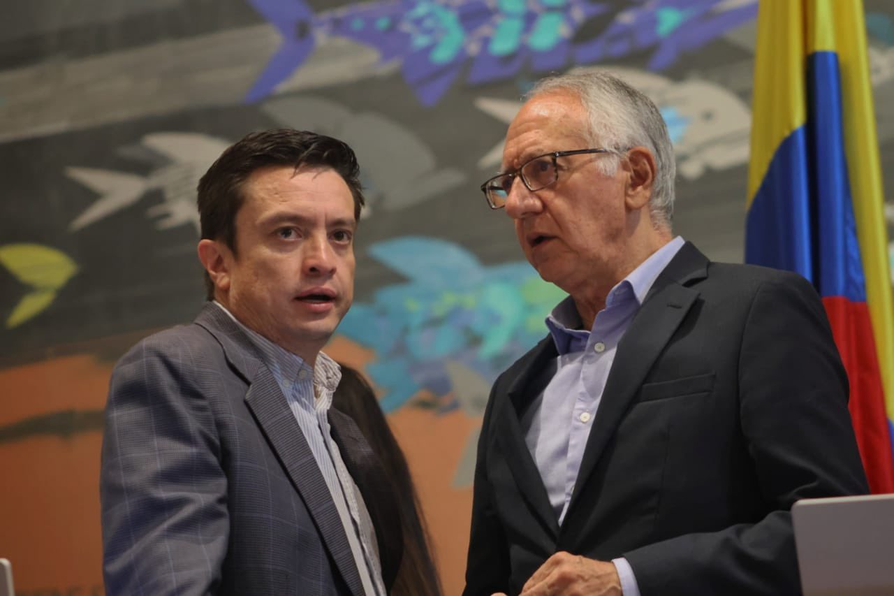 Se reunen el nuevo ministro del Interior, Gustavo García, y el ministro de Salud, Guillermo Alfonso Jaramillo, en la plenaria de la Cámara