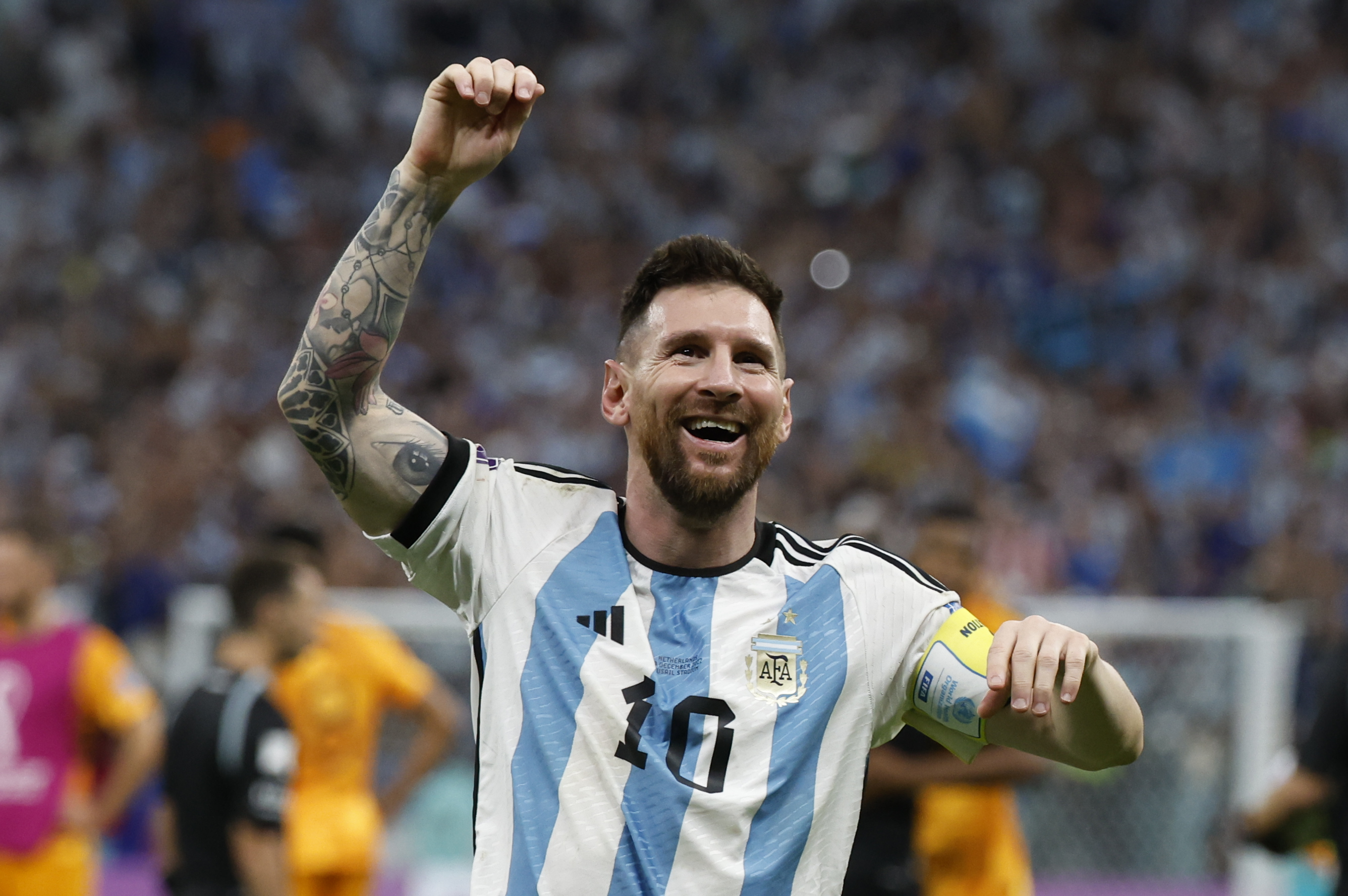 GR5722. RAYÁN (CATAR), 09/12/2022.- Lionel Messi de Argentina celebra al ganar la serie de penaltis hoy, en un partido de los cuartos de final del Mundial de Fútbol Qatar 2022 entre Países Bajos y Argentina  en el estadio de Lusail (Catar). EFE/ JJ Guillén