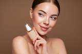 La técnica para aplicar la base de maquillaje que prefieren las francesas
