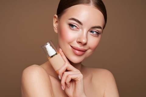 La técnica para aplicar la base de maquillaje que prefieren las francesas