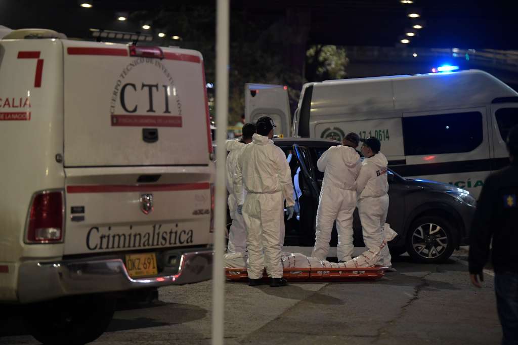 Agentes del CTI, realizan el levantamiento del cuerpo del director de la cárcel La Modelo, quién se movilizaba en un carro particular