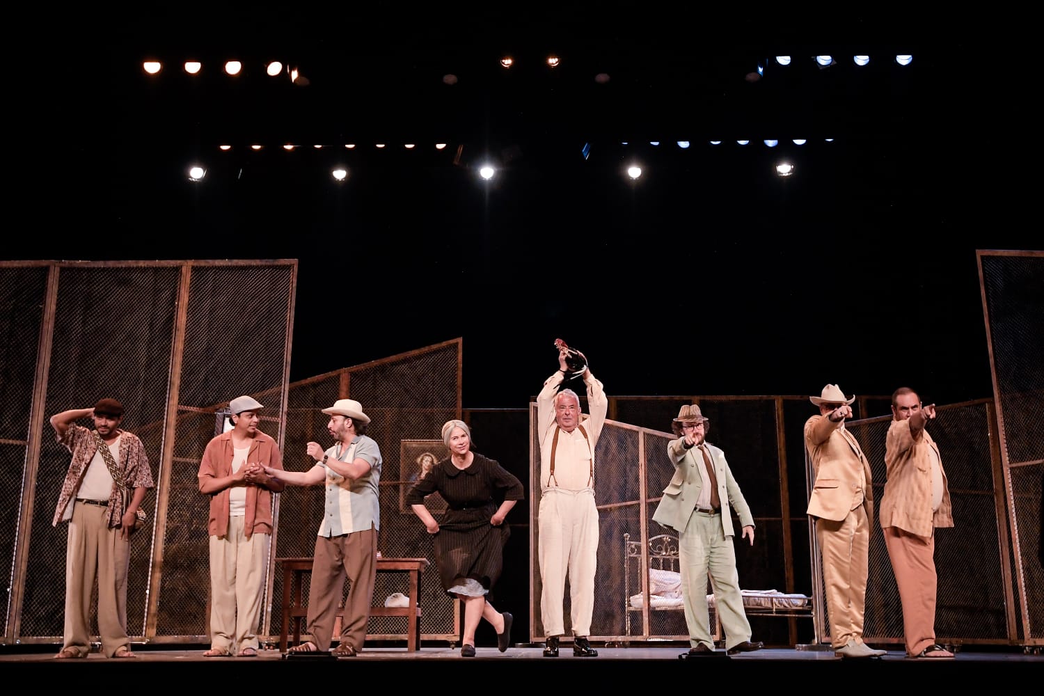Elenco de la adaptación teatral de “El coronel no tiene quien le escriba”. En la imagen, de izquierda a derecha, Víctor Navarro, Diego Sarmiento, Christian Ballesteros, Laura García, Germán Jaramillo, John Alex Toro, Santiago Moure y Luis Hurtado.