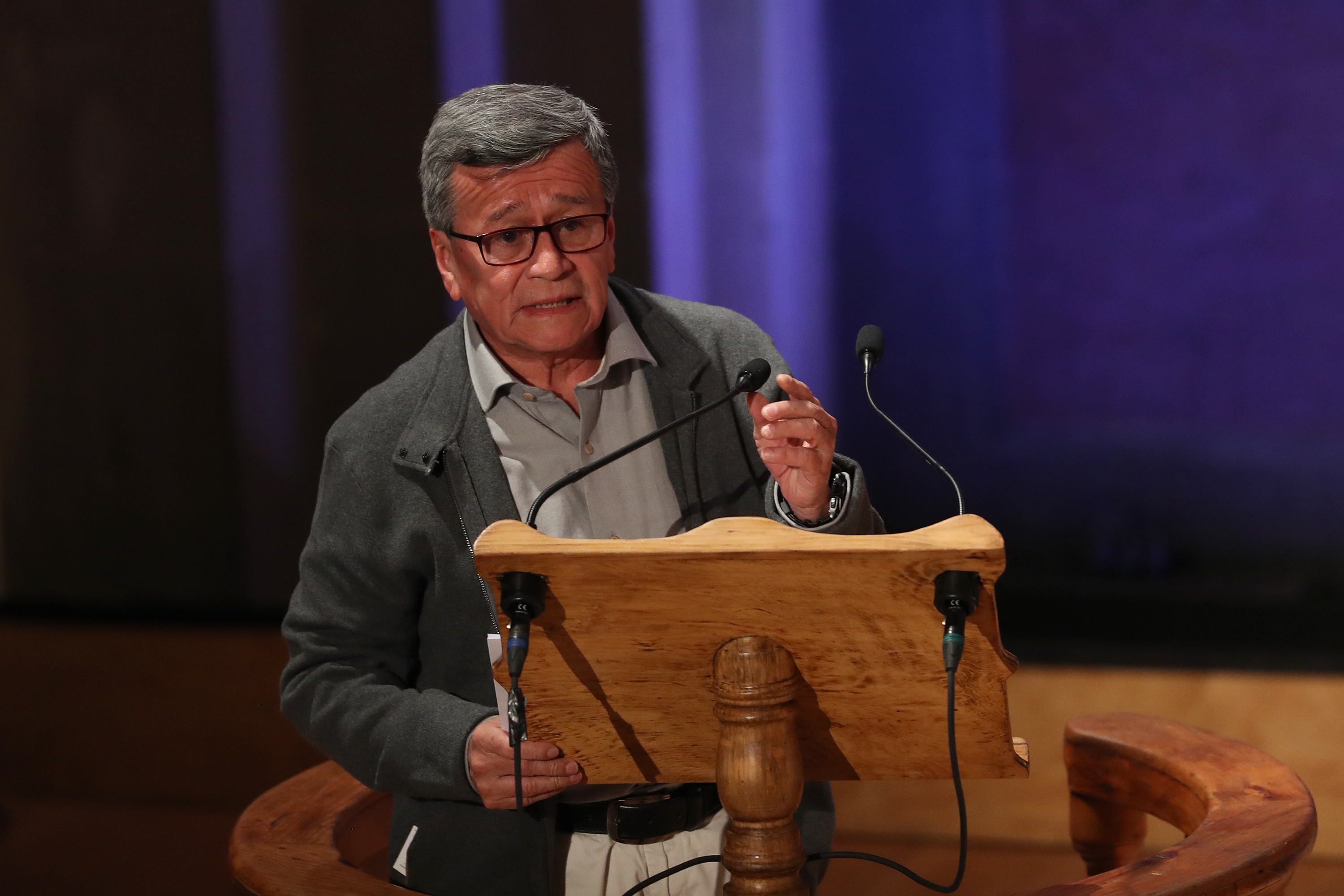 MEX9392. CIUDAD DE MÉXICO (MÉXICO), 10/03/2023.- El jefe negociador del ELN, Pablo Beltrán, habla durante el desarrollo de la segunda fase de la Mesa de Diálogos de Paz entre el Gobierno de Colombia y el Ejército de Liberación Nacional (ELN), hoy, en Ciudad de México (México). La segunda fase de la Mesa de Diálogos de Paz entre el Gobierno de Colombia y el ELN concluyó este viernes en Ciudad de México con el reconocimiento por parte del Gobierno del presidente Gustavo Petro del estatus político al ELN como "organización armada rebelde" y el registro de "avances" de cara a alcanzar un acuerdo para un cese al fuego bilateral. EFE/ Sáshenka Gutiérrez