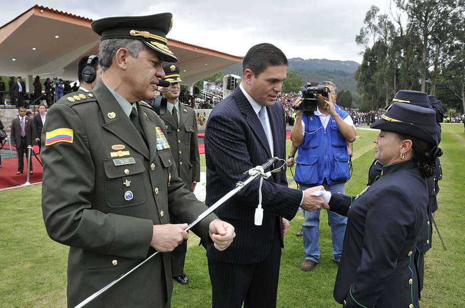 El general León Riaños junto al ministro Pinzón en una ceremonia de ascenso de Suboficiales y Mandos Ejecutivos. Foto: Policía Nacional.