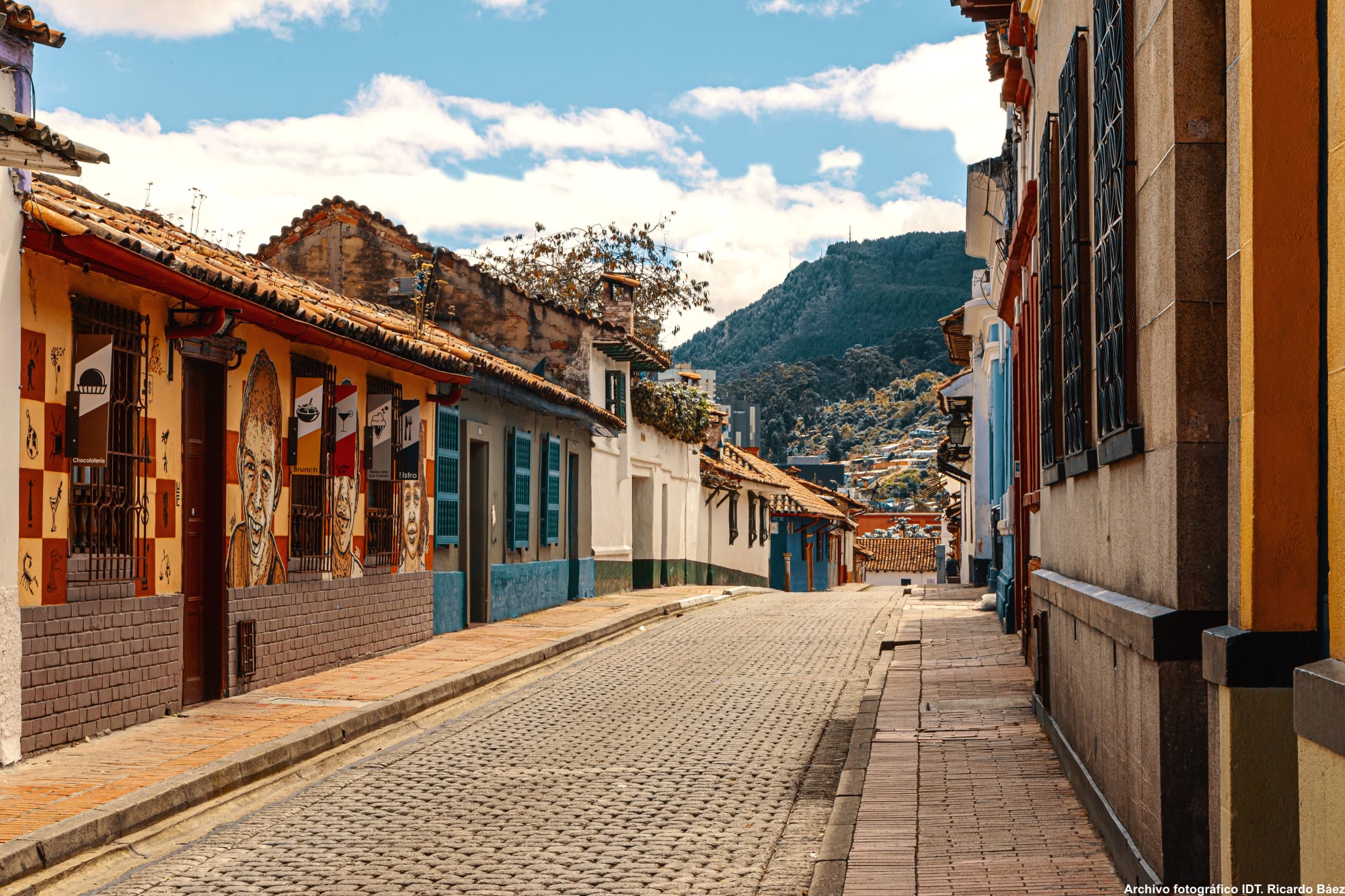 La Candelaria, en el corazón de la capital, es catalogada como una de las zonas favoritas de residentes y visitantes, gracias a su valor histórico y cautivante estilo colonial.