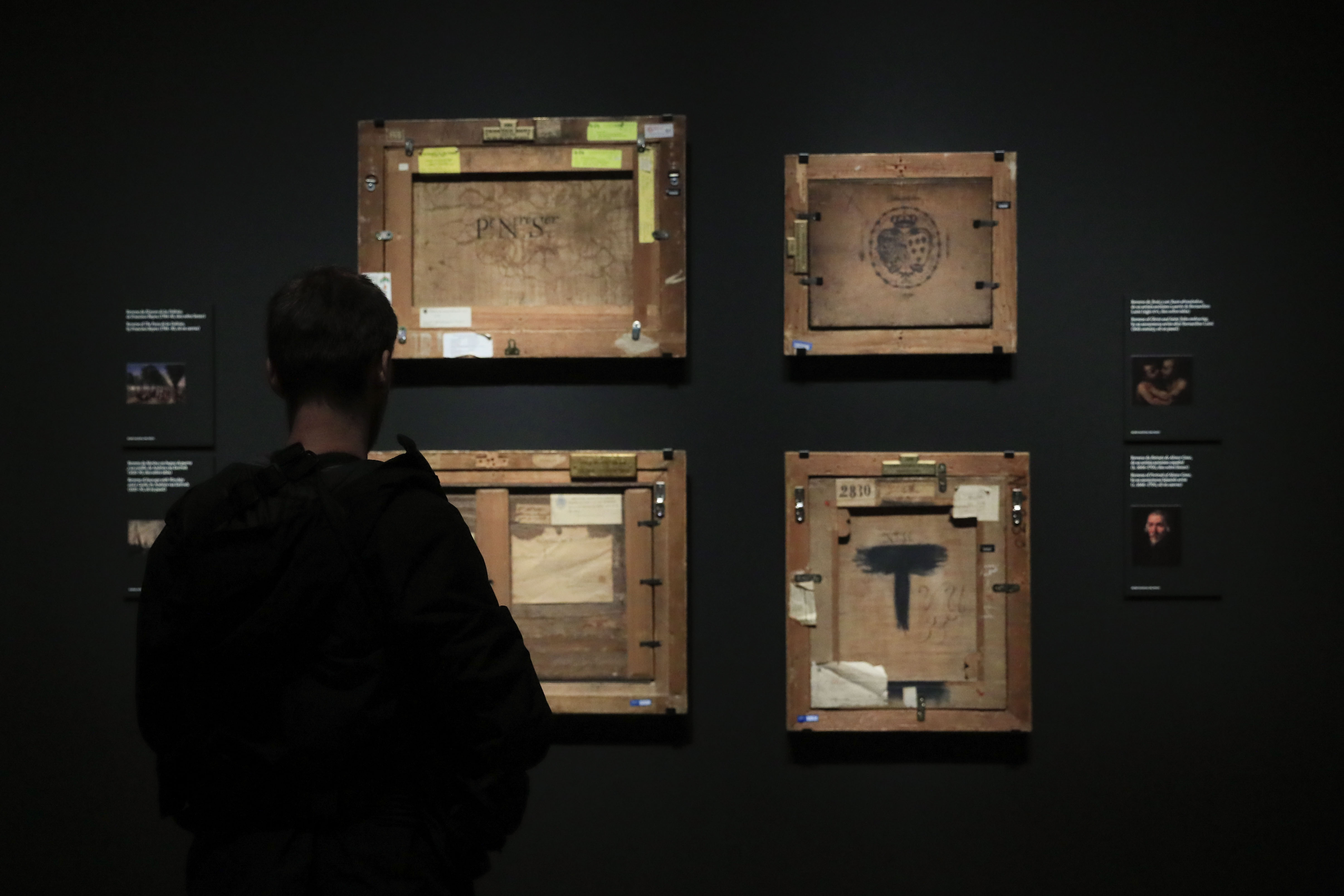 MADRID, 06/11/2023.- Un visitiante observa algunas de las obras expuestas, por delante y por detrás, en la nueva exposición del Museo del Prado, "Reversos", que se inaugura este lunes y que revela los secretos escondidos en el reverso de las obras de la muestra, entre ellas, la de las Meninas. EFE/ Fernando Alvarado