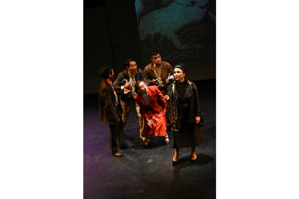 "EresMyEma" es la nueva creación del Colectivo Mukashi Mukashi, con la dirección y actuación de Fabiana Medina, en la que nueve artistas en escena hacen un viaje en el tiempo por los hechos que marcaron a Emma Reyes y sus creaciones.