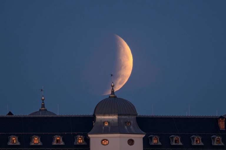 Eclipse lunar sobre el castillo de Halic, cerca del pueblo homónimo, en el sur de Eslovaquia.