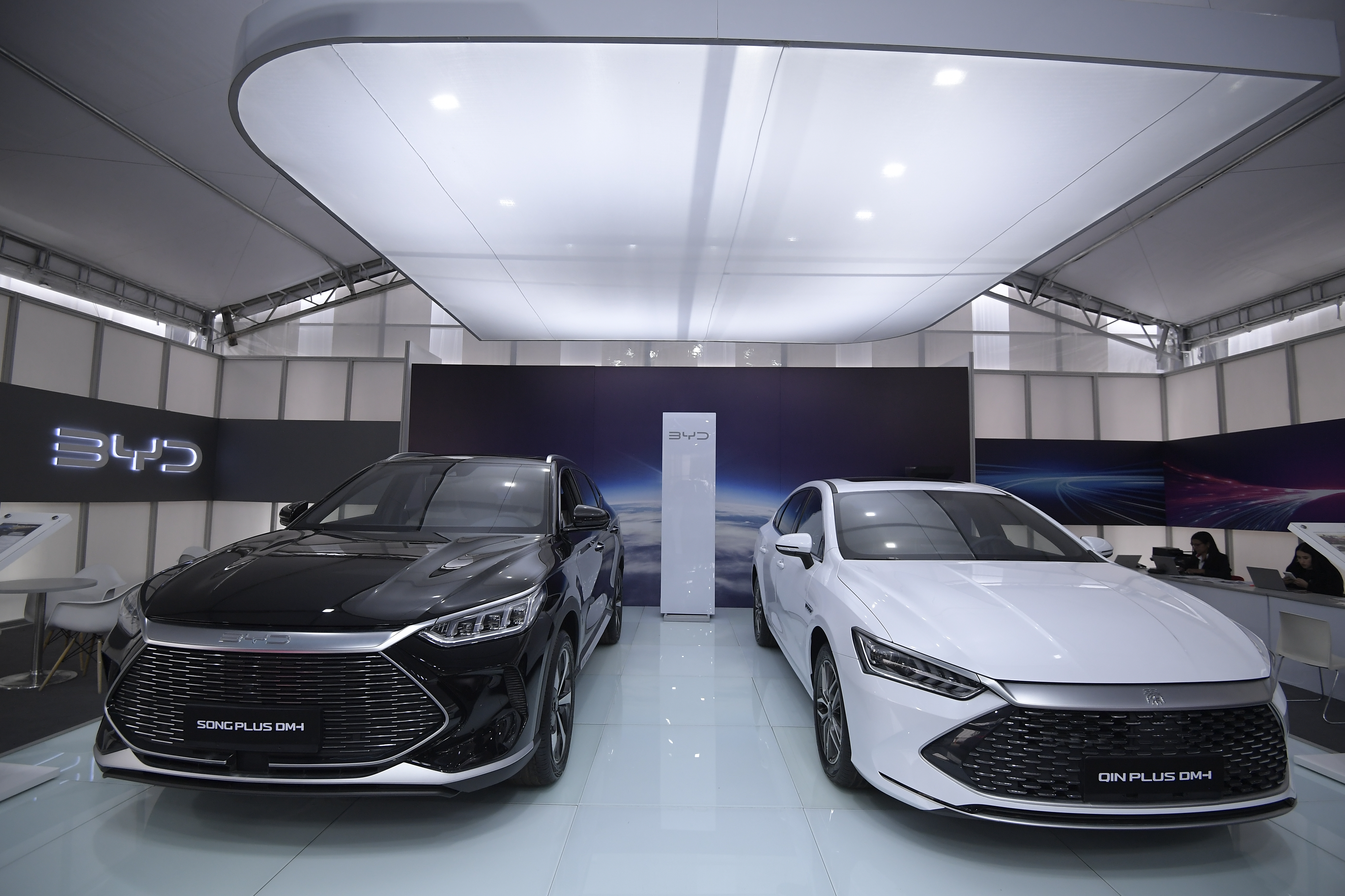 Carros de la marca BYD y Mitsubishi de venta en la Feria Cubo Motorysa que se realiza en el centro comercial Unicentro.