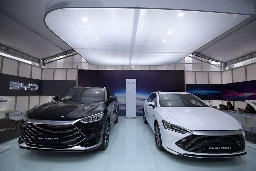 Carros de la marca BYD y Mitsubishi de venta en la Feria Cubo Motorysa que se realiza en el centro comercial Unicentro.