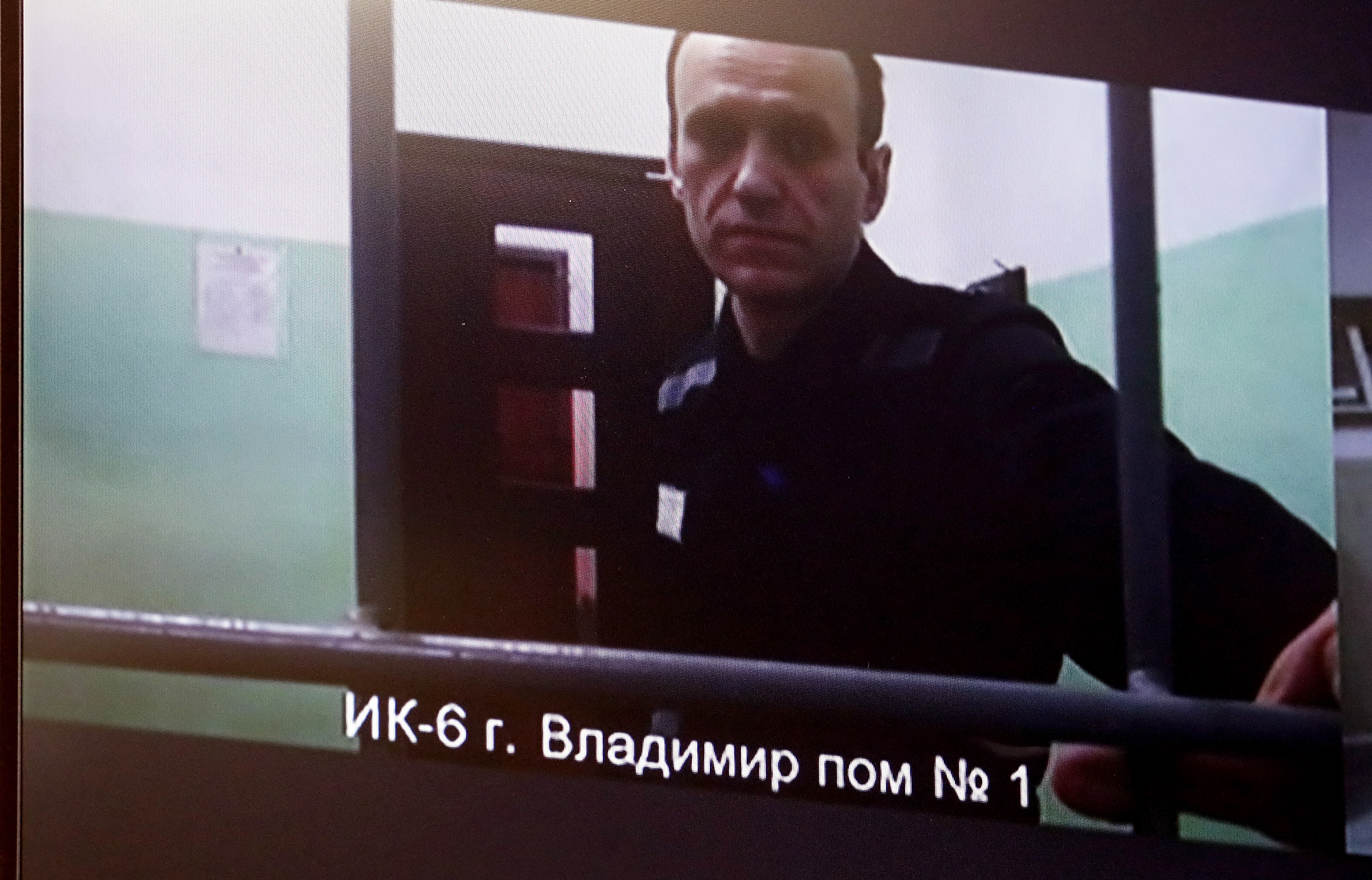 Moscow (Russian Federation), 26/09/2023.- Russian opposition figure Alexei Navalny is seen on a screen as he appears in a video link from the colony in Vladimir region, during a hearing of The First Court of Appeal of General Jurisdiction considering his appeal against the sentence of 19 years in prison in a case of extremism, Moscow, Russia, 26 September 2023. Navalny has been in the colony since February 2021, when the court, at the request of the Federal Penitentiary Service, replaced his suspended sentence in the Yves Rocher case of 2014 with a real one. He was supposed to serve in a penal colony for 2 years and 8 months, but in March 2022, the Lefortovo Court of Moscow, at an off-site meeting in correctional colony in the city of Pokrov, Vladimir Region, sentenced the politician to 9 years of strict regime and a fine of 1.2 million rub., as well as one and a half years of restriction of freedom in the case of fraud and contempt of court. In June 2023 Navalny went on trial on new charges of extremism. The court sentenced politician Alexei Navalny to 19 years in a strict regime colony. The First Court of Appeal of General Jurisdiction rejected the politician's complaint. (Rusia, Moscú) EFE/EPA/MAXIM SHIPENKOV