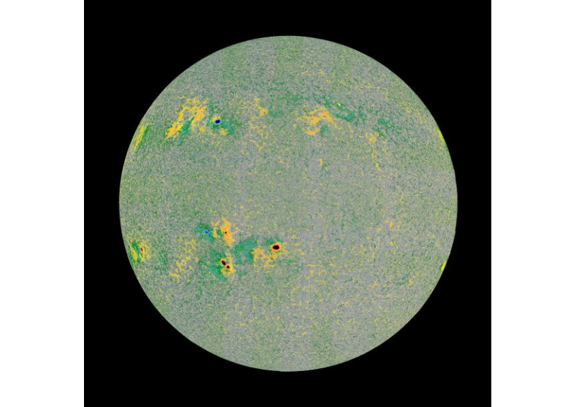 Esta imagen muestra la dirección de la línea de visión del campo magnético en el disco solar. Este tipo de mapa también se denomina "magnetograma". /ESA & NASA/Solar Orbiter/PHI Team