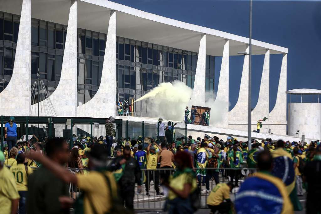 AME4954. BRASILIA (BRASIL), 08/01/2023.- Policías antidisturbios accedieron este domingo al palacio presidencial de Planalto, sede del Gobierno de Brasil, que está tomado por cientos de seguidores radicales del expresidente Jair Bolsonaro, en Brasilia (Brasil). Decenas de agentes subieron la rampa que da acceso a la primera planta del palacio disparando gases lacrimógenos, mientras otro grupo de uniformados rodeaba el edificio. Seguidores del expresidente brasileño Jair Bolsonaro invadieron este domingo el Palacio de Planalto, sede del Ejecutivo, y la Corte Suprema, después de haber irrumpido antes en el Congreso Nacional en actos golpistas contra el presidente Luiz Inácio Lula da Silva. EFE/ Marcelo Camargo/Agencia Brasil/NO VENTAS/SOLO USO EDITORIAL/SOLO DISPONIBLE PARA ILUSTRAR LA NOTICIA QUE ACOMPAÑA (CRÉDITO OBLIGATORIO)