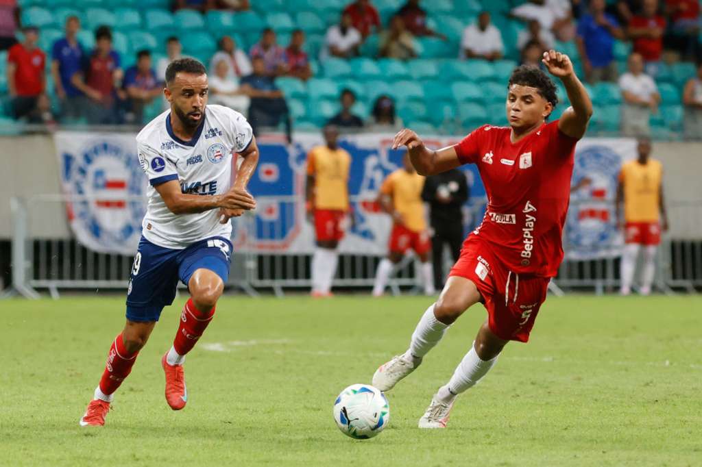 AMDEP8375. SALVADOR (BRASIL), 15/07/2025.- Caio Alexandre (i) de Bahía disputa un balón con Josen Escobar de América este martes, en un partido de la eliminatoria para los octavos de final de la Copa Sudamericana entre Bahía y América de Cali, en el estadio Arena Fonte Nova en Salvador (Brasil). EFE/ Rafael Martins

