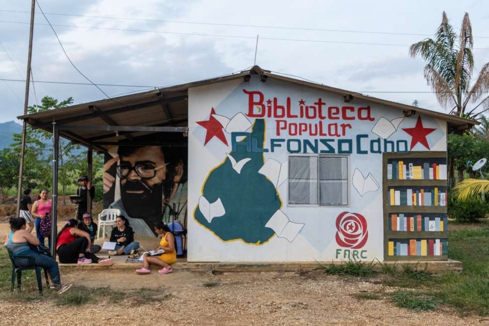 La biblioteca Alfonso Cano fue construida en 2017, con la instalación del espacio de reincorporación en Montañita (Caquetá).