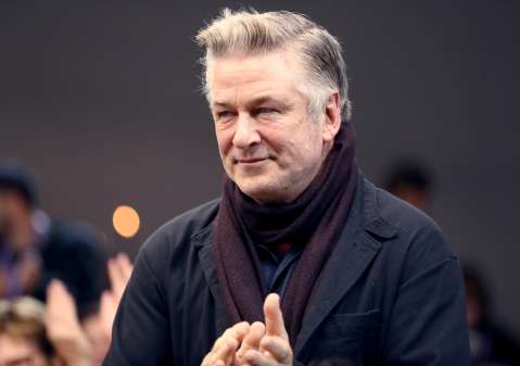 Retiran cargos contra Alec Baldwin por homicidio involuntario en el set de ‘Rust’