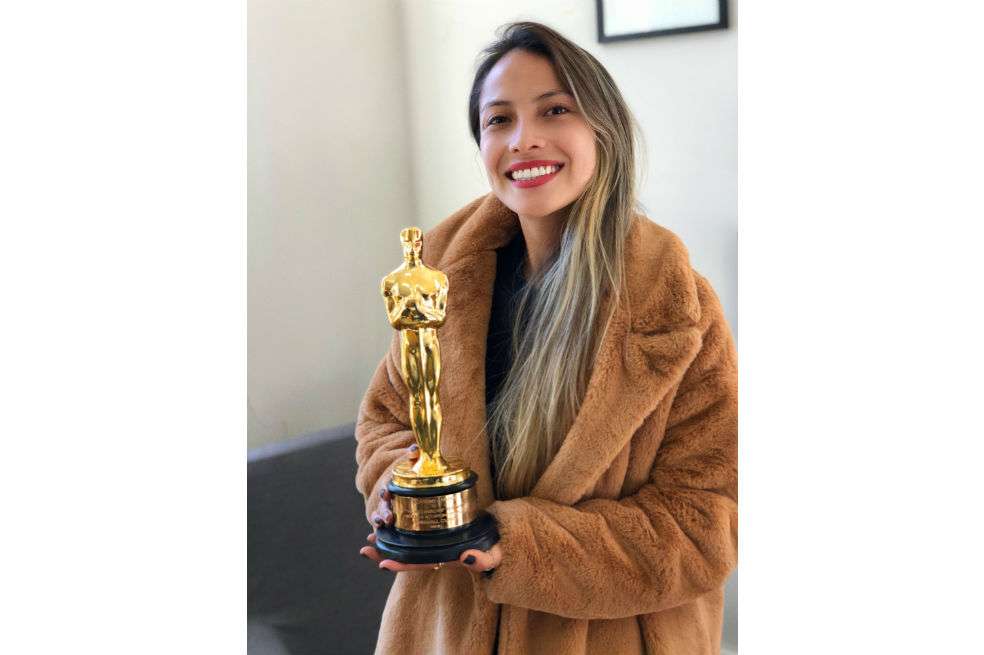 María Manrique posa con el Óscar obtenido por el cortometraje “The Neighbor’s Window”, para el que hizo la producción. / Archivo particular