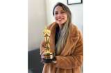 María Manrique, una colombiana con un Óscar en las manos