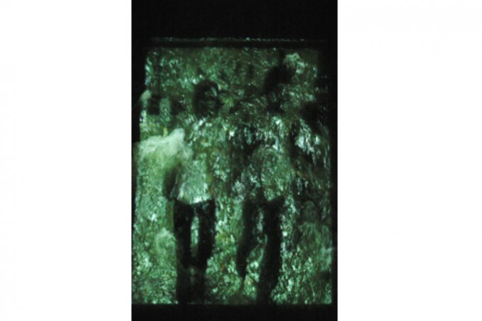 "El puente" de Óscar Muñoz, acción en el Puente Ortiz y proyección de video en el Río Cali en noviembre de 2004. / Foto: Archivo privado de Óscar Muñoz.