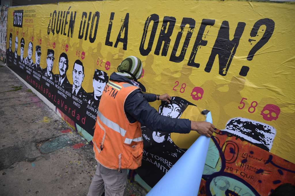 Organizaciones defensoras de derechos humanos y de víctimas hicieron un plantón en la sede de la Jurisdicción Especial para la Paz (JEP), para reclamar por la verdad en los casos de ejecuciones extrajudiciales; Instalaron un nuevo mural que suma 5763 víctimas y los siete mandos militares relacionados.
