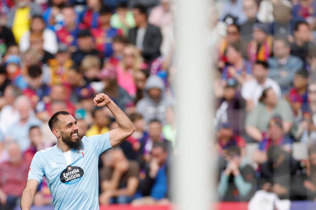BARCELONA, 19/04/2025.- El delantero del Celta de Vigo Borja Iglesias celebra después de marcar el tercer gol de su equipo ante el FC Barcelona durante el partido de la jornada 32 de LaLiga EA Sports que FC Barcelona y Celta de Vigo disputan este sábado en el estadio olímpico Lluís Companys en Barcelona. EFE/ Alberto Estevez