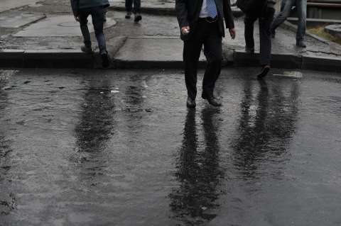 ¿Cómo quitar el olor a húmedo de los zapatos mojados tras las lluvias en Bogotá?