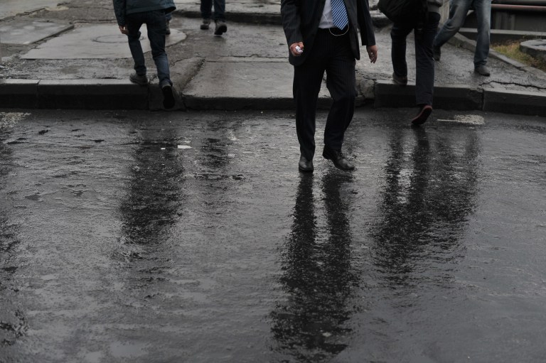 ¿Cómo quitar el olor a húmedo de los zapatos mojados tras las lluvias en Bogotá?