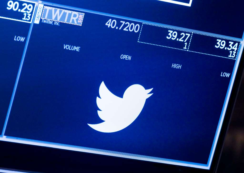New York (United States), 16/05/2022.- A screen shows the logo of Twitter on the floor of the New York Stock Exchange in New York, New York, USA, 16 May 2022. Twitter'Äôs stock value has dropped recently due to uncertainty about Elon Musk'Äôs reported plan to buyout the social media company. (Estados Unidos, Nueva York) EFE/EPA/JUSTIN LANE