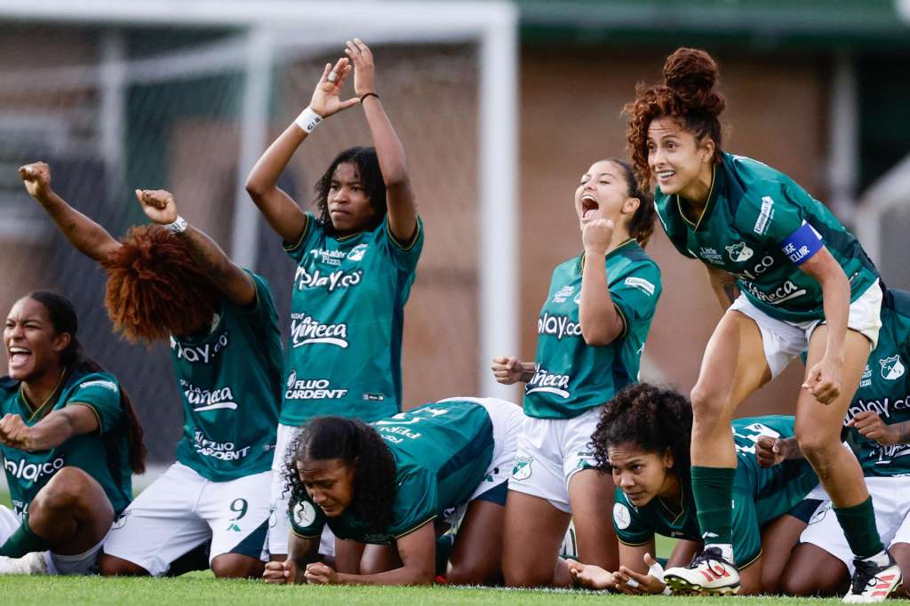 AMDEP6551. BANFIELD (ARGENTINA), 15/10/2025.- Jugadoras de Cali reaccionan durante una definición por penales este miércoles, en un partido por las semifinales de la Copa Libertadores Femenina entre Colo-Colo y Deportivo Cali en el estadio Florencio Sola en Banfield (Argentina). EFE/ Juan Ignacio Roncoroni