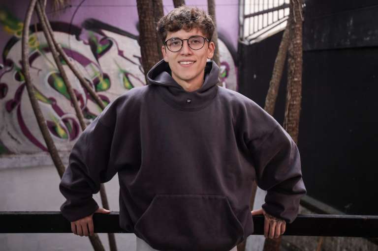 Sol también hace parte de We ART Colombia, y de acuerdo a sus experiencias con el colectivo y los viajes que ha hecho. Comparte que “con el viaje que hice a Miami y luego a Tokyo, uno se da cuenta de que la percepción que tiene cada país del arte es diferente. En Miami es más comercial y eso conviene para los proyectos. Y en Japón se les nota esa emoción cuando ven algo distinto”: Sol, uno de los artistas del colectivo.