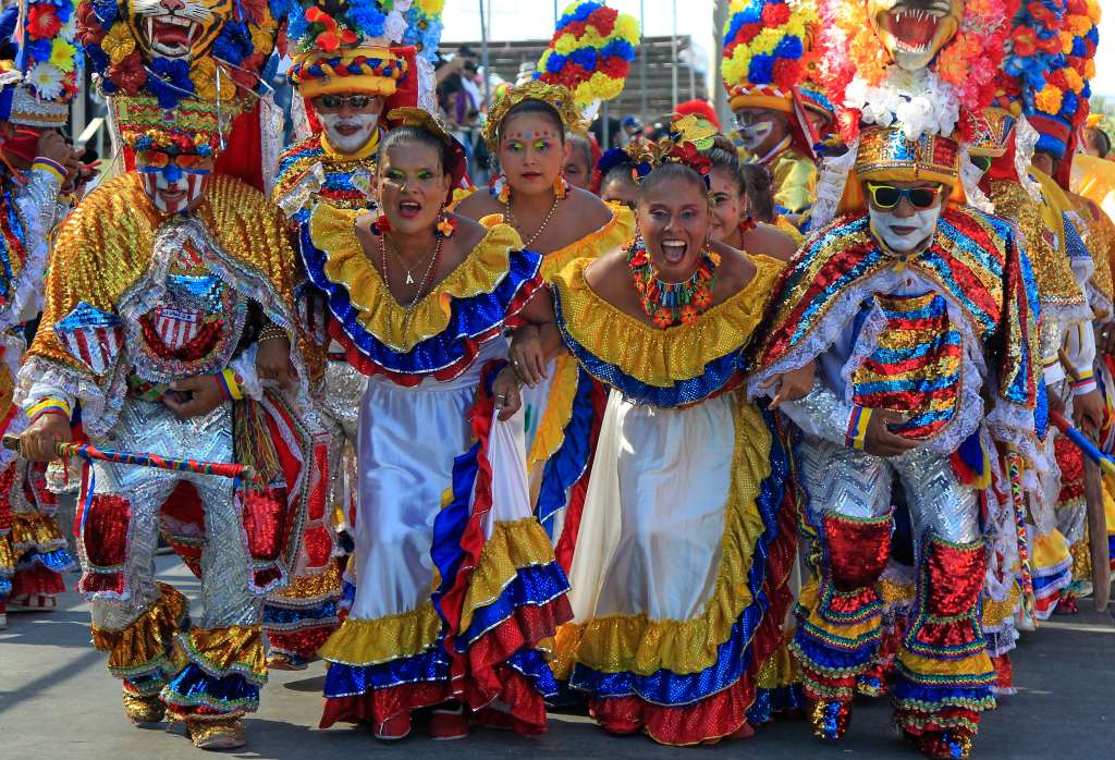 -FOTODELDÍA- AME5930. BARRANQUILLA (COLOMBIA), 19/02/2023.- Miembros de una comparsa participan hoy en la Gran Parada de Tradición, el segundo desfile del Carnaval de Barranquilla, que representa la esencia de esta festividad, la más representativa y popular del país, en Barranquilla (Colombia). Con una gran puesta en escena bajo la idea de "una tradición hecha patrimonio", el Carnaval de Barranquilla celebró este domingo su segundo gran desfile por el Cumbiódromo de la Vía 40, en el cual se le rindió homenaje a las danzas especiales y de relación. EFE/ Ricardo Maldonado Rozo