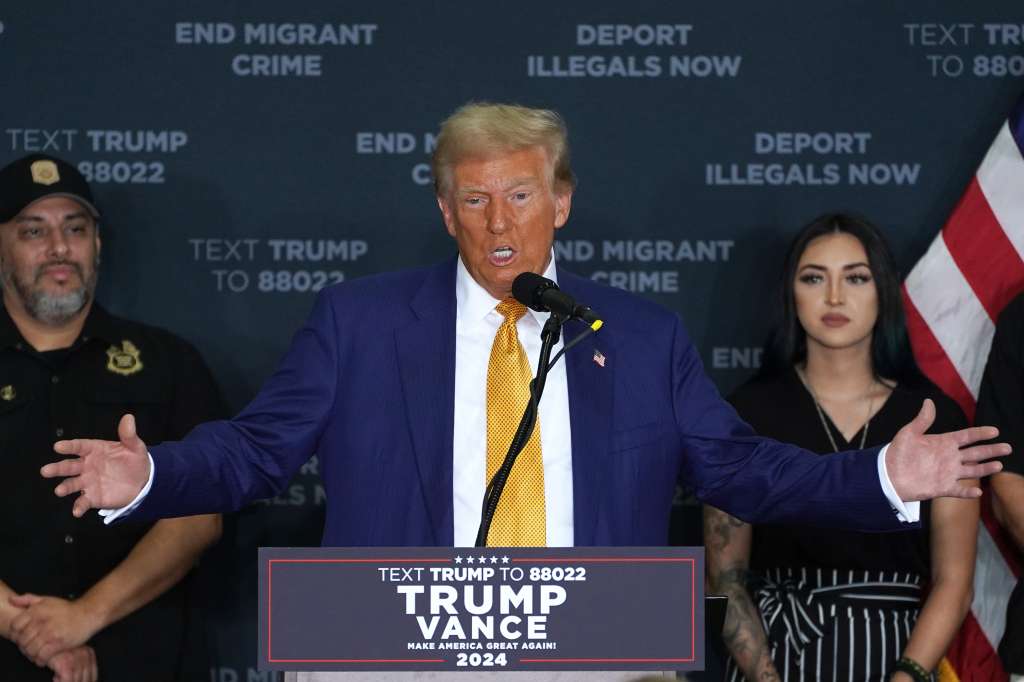 Austin (United States), 25/10/2024.- Republican presidential candidate Donald J. Trump speaks to the press at a Million Air private airport hangar at Austin-Bergstrom International Airport in Austin, Texas, USA on 25 October 2024. Trump is running against Democratic presidential candidate US Vice President Kamala Harris and the United States will hold its election on 05 November 2024. (Elecciones, Estados Unidos) EFE/EPA/DUSTIN SAFRANEK