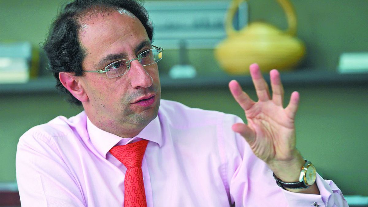 José Manuel Restrepo responde a propuestas "chambonas" de Petro.