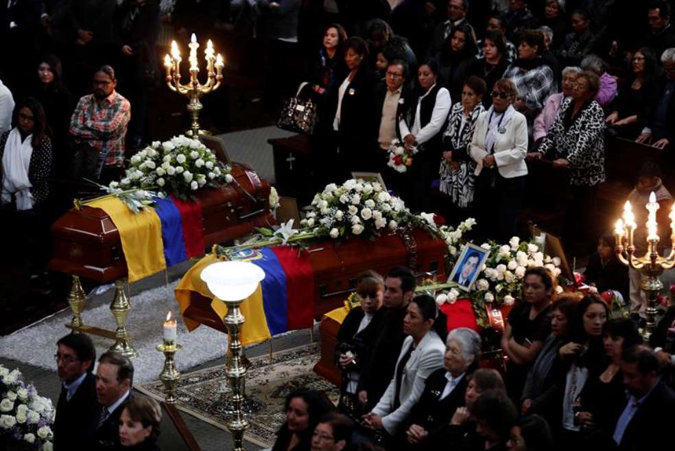 Después de una misa que se desarrolló en la iglesia La Dolorosa, en la capital ecuatoriana, los cuerpos fueron llevados a un campo santo para su sepultura. / EFE