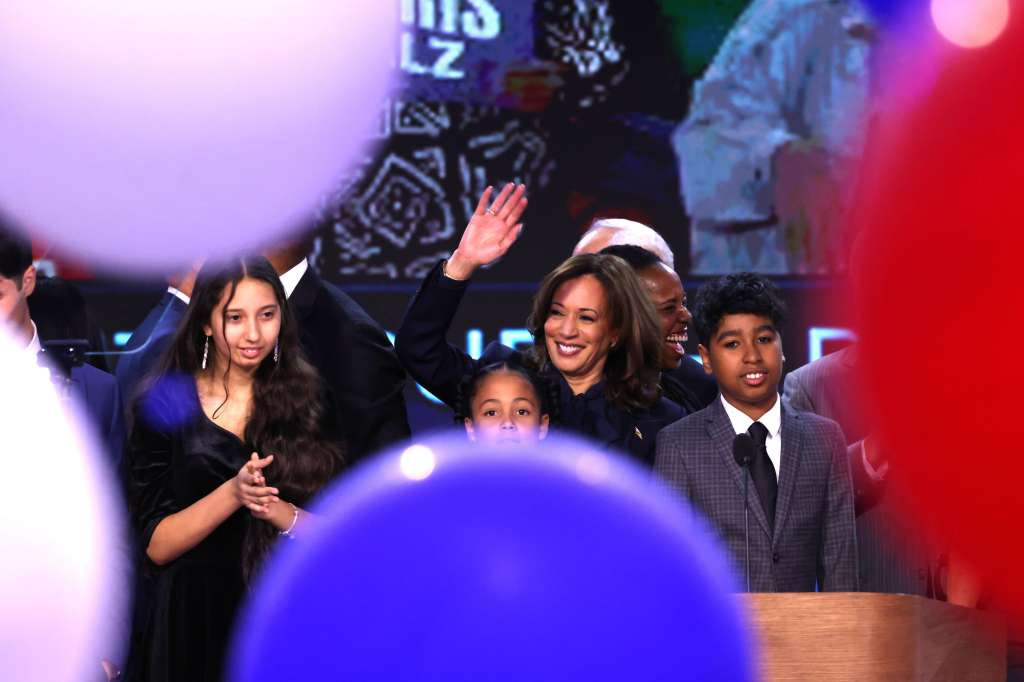 Chicago (United States), 22/08/2024.- Democratic presidential candidate Kamala Harris celebrates after delivering her keynote speech on the final night of the Democratic National Convention (DNC) at the United Center in Chicago, Illinois, USA, 22 August 2024. The 2024 Democratic National Convention is being held 19 to 22 August 2024 in which delegates of the United States' Democratic Party approved the party's platform and ceremonially voted for the party's nominees for president and vice president, Vice President Kamala Harris and Governor Tim Walz of Minnesota, for the upcoming presidential election. (Estados Unidos) EFE/EPA/MICHAEL REYNOLDS