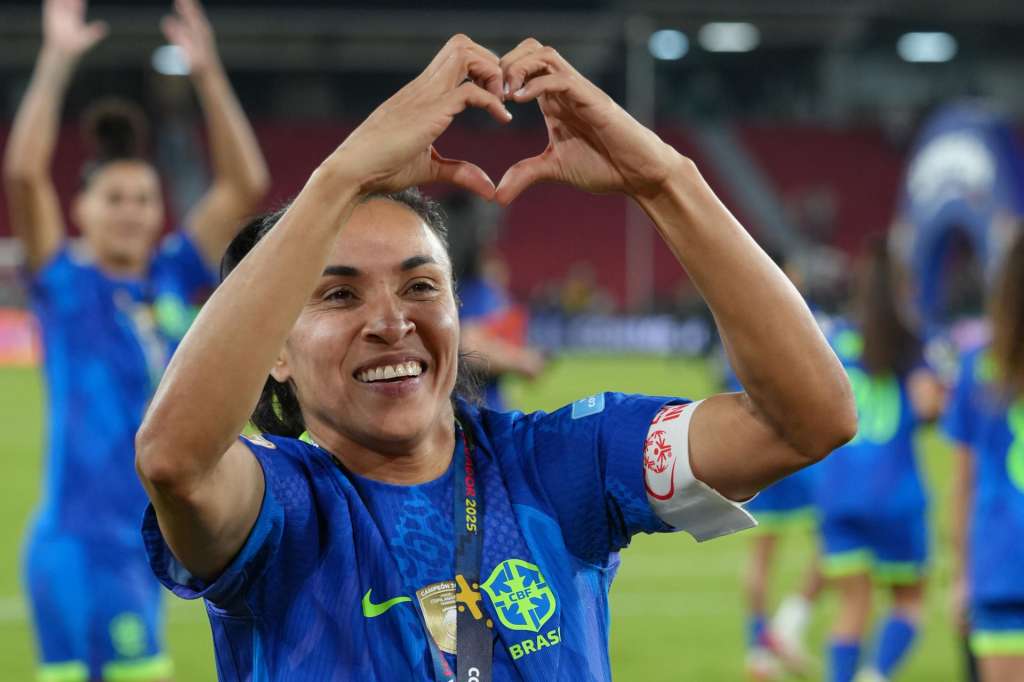 AMDEP9579. QUITO (ECUADOR), 02/08/2025.- Marta Vieira da Silva de Brasil celebra el triunfo de la Copa América Femenina este sábado, luego de vencer a Colombia en la final en el estadio Rodrigo Paz Delgado en Quito (Ecuador). EFE/ Vicente Costales