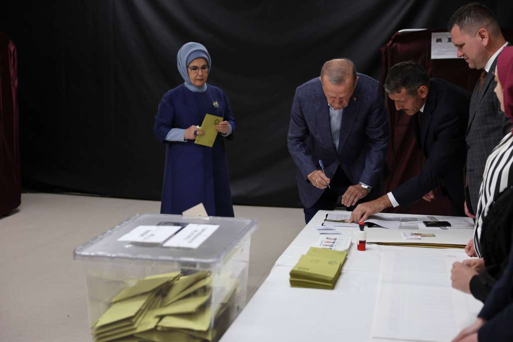 Istanbul (Turkey), 14/05/2023.- Turkish President Tayyip Erdogan and his wife Emine Erdogan vote at a polling station in Istanbul, Turkey, 14 May 2023. (Turquía, Estanbul) EFE/EPA/UMIT BEKTAS / POOL