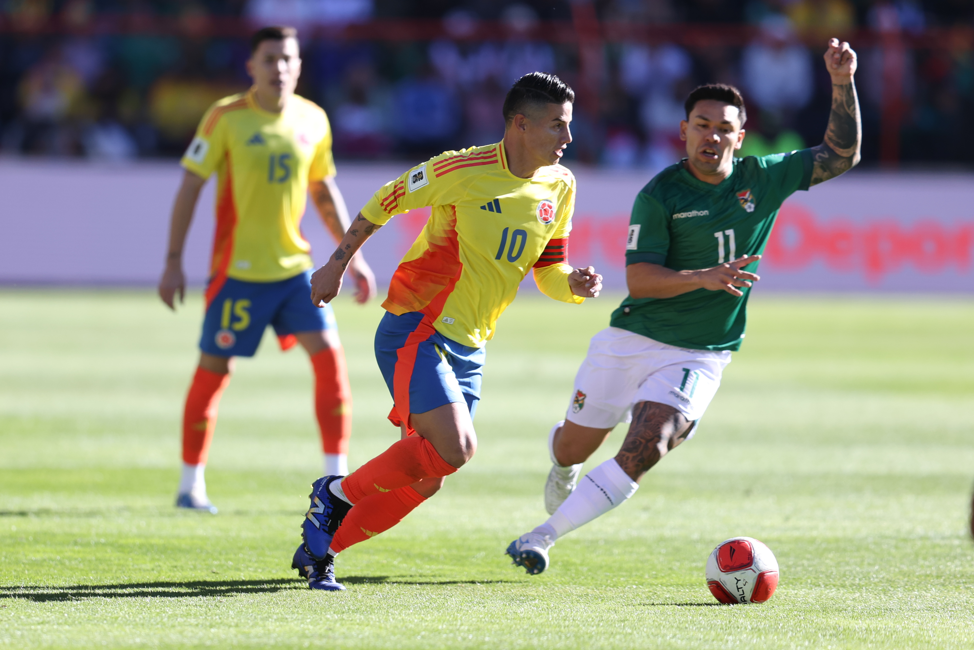 AMDEP8696. EL ALTO (BOLIVIA), 10/10/2024.- Carmelo Algarañaz (d) de Bolivia disputa el balón con James Rodríguez de Colombia este jueves, en un partido de las eliminatorias sudamericanas para el Mundial de 2026 entre Bolivia y Colombia en el estadio Municipal en El Alto (Bolivia). EFE/ Luis Gandarillas