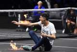 Activista invade la cancha de la Laver Cup y prende fuego a su brazo