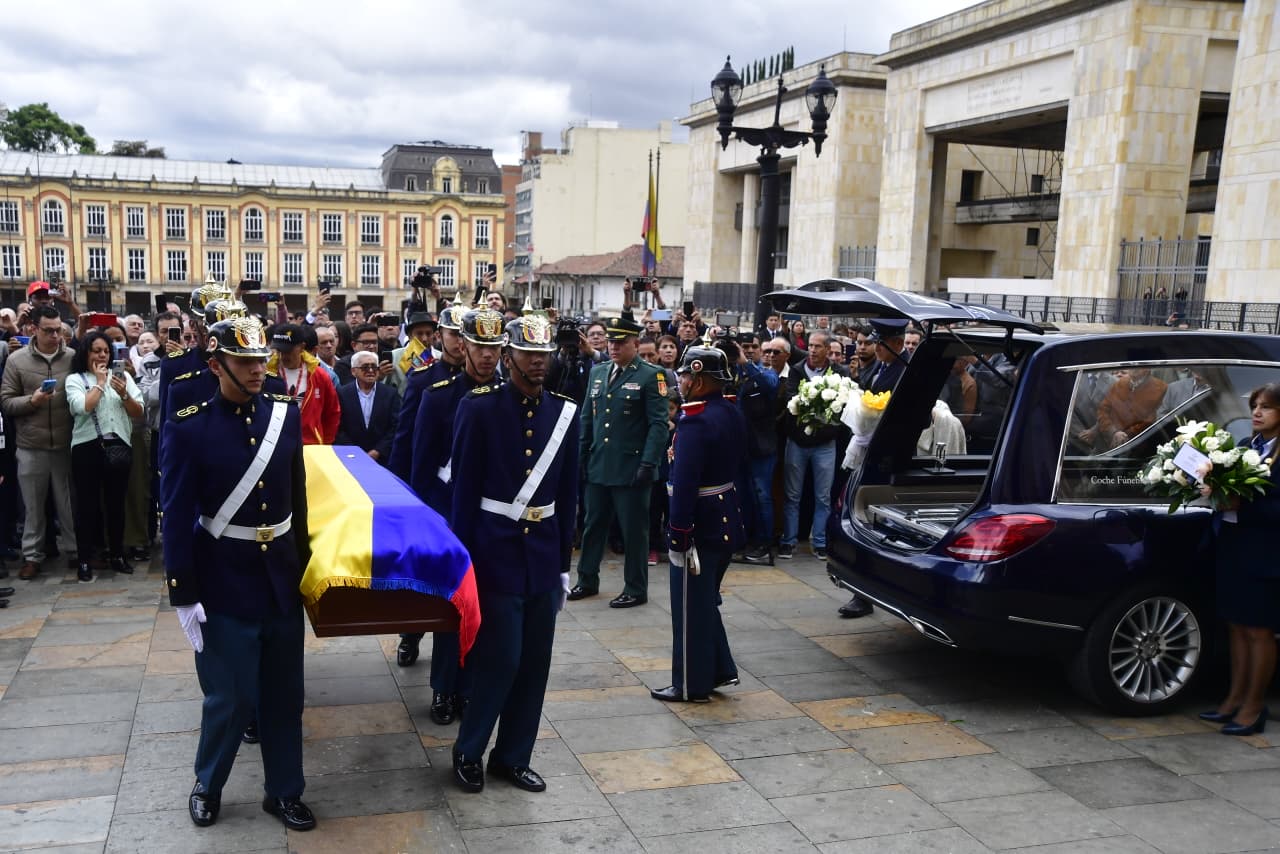 Féretro de Germán Vargas Lleras llegando a la Catedral Primada.